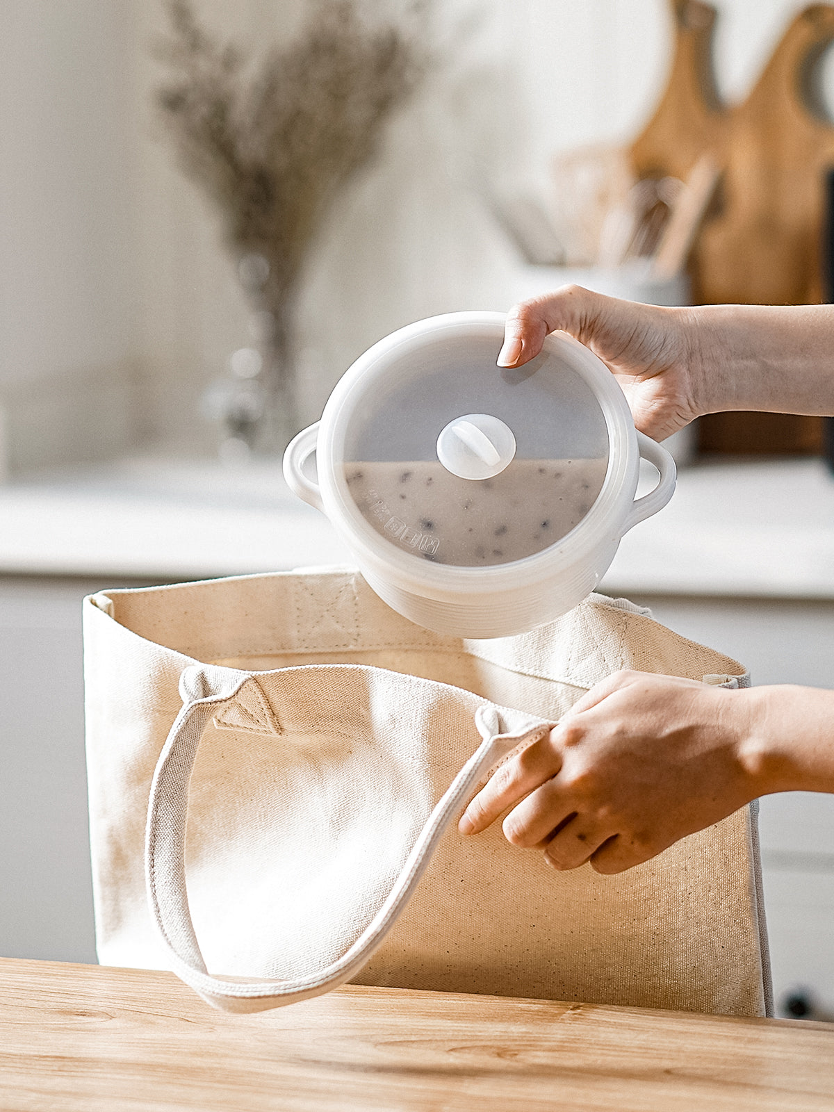 28 oz Ceramic Soup Bowl with Vented Silicone Lid and Handles, Microwave & Oven Safe,Set of 2