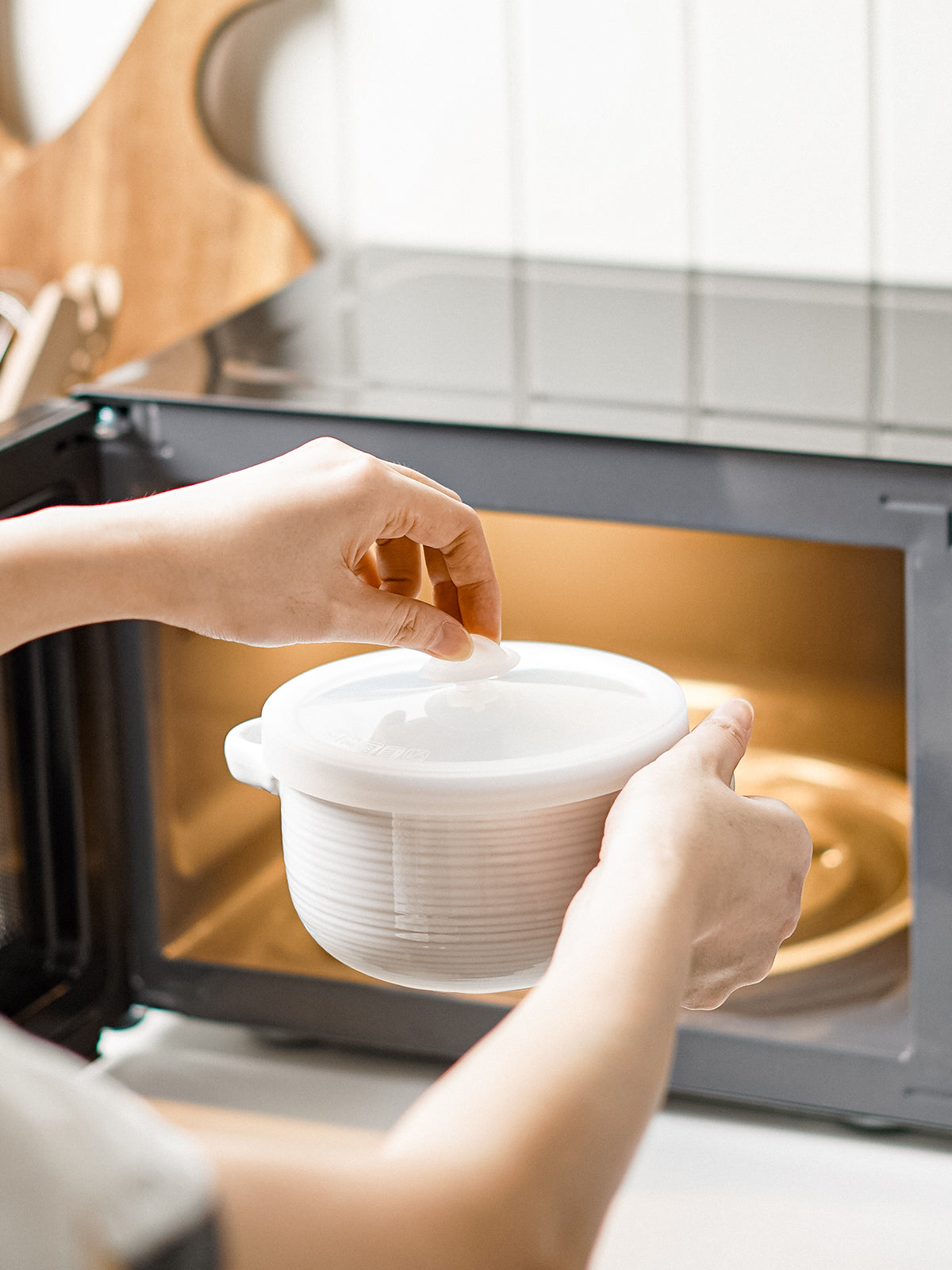 28 oz Ceramic Soup Bowl with Vented Silicone Lid and Handles, Microwave & Oven Safe,Set of 2