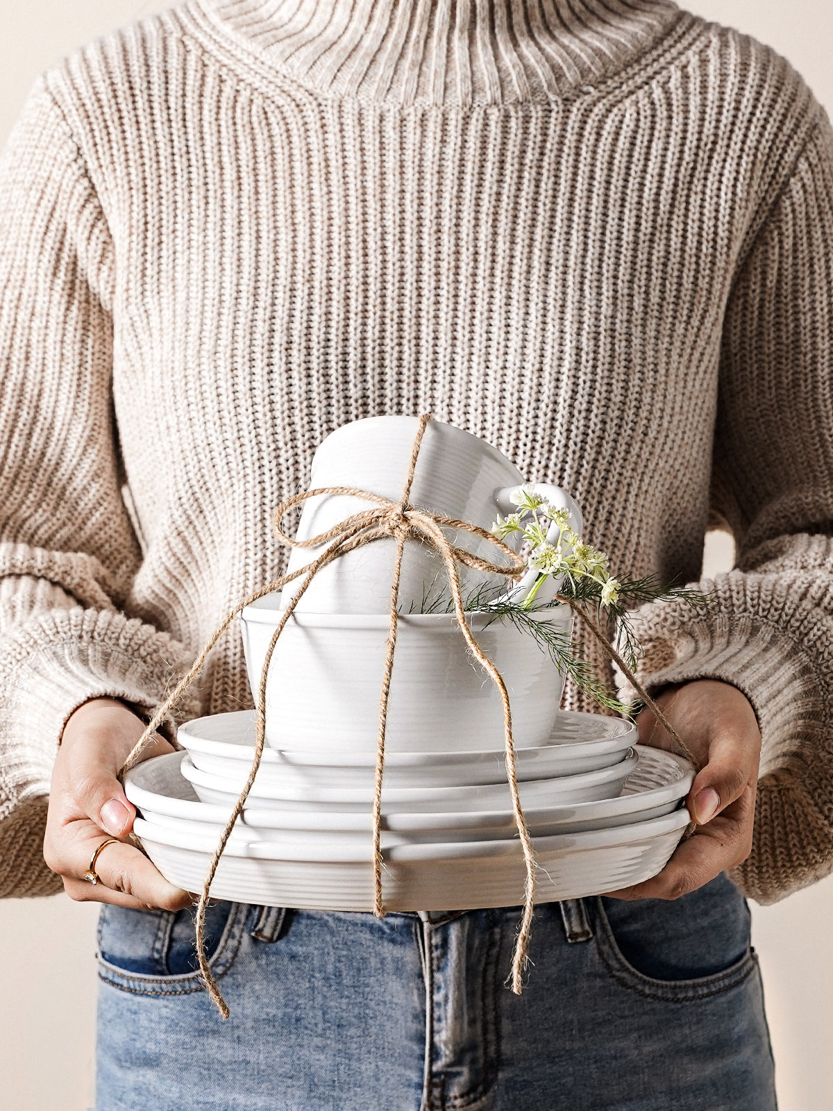 16 Piece White Ceramic Dinnerware Set with Plates, Bowls & Mugs, Microwave & Dishwasher Safe, Service for 4