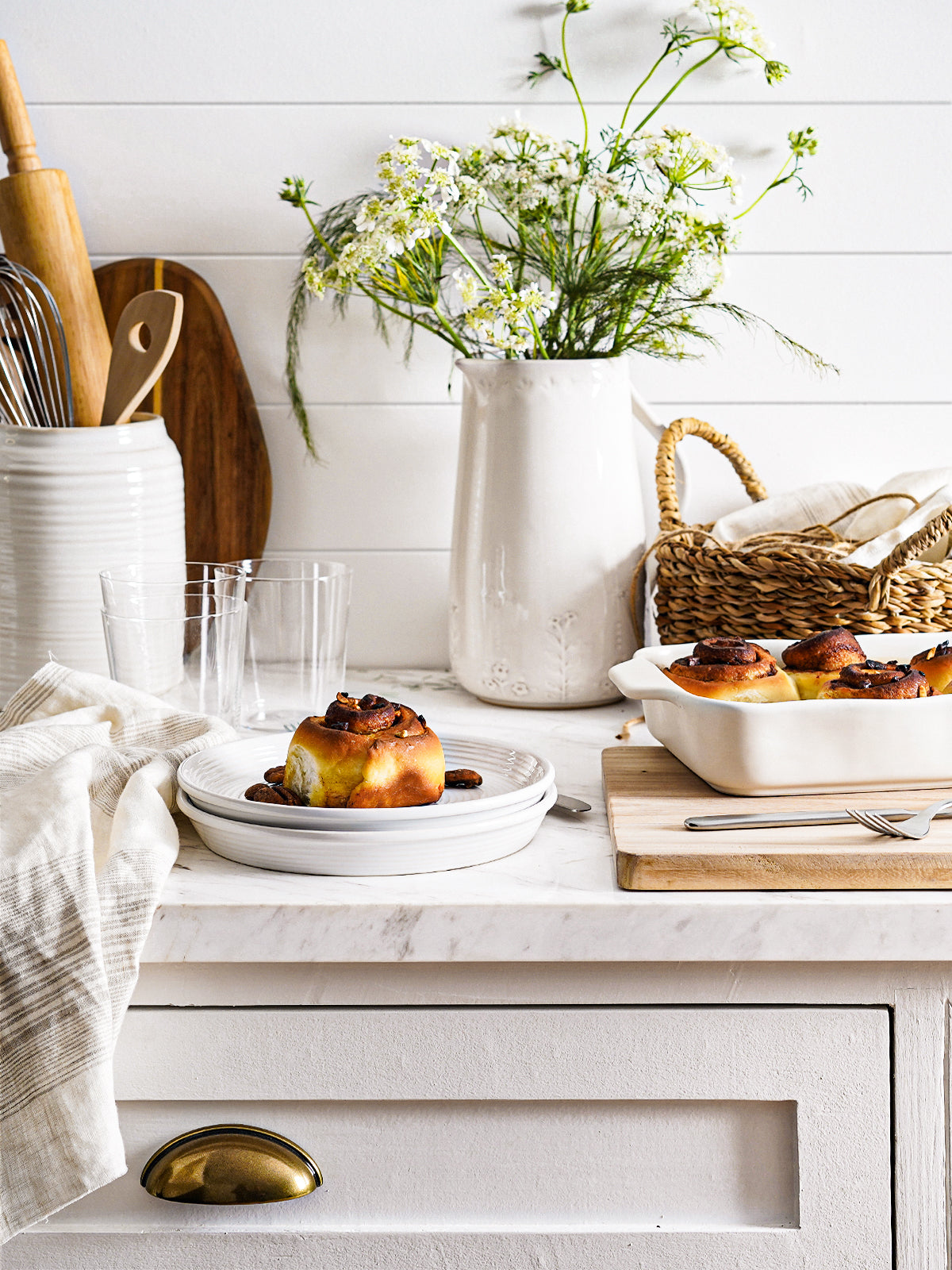 16 Piece White Ceramic Dinnerware Set with Plates, Bowls & Mugs, Microwave & Dishwasher Safe, Service for 4